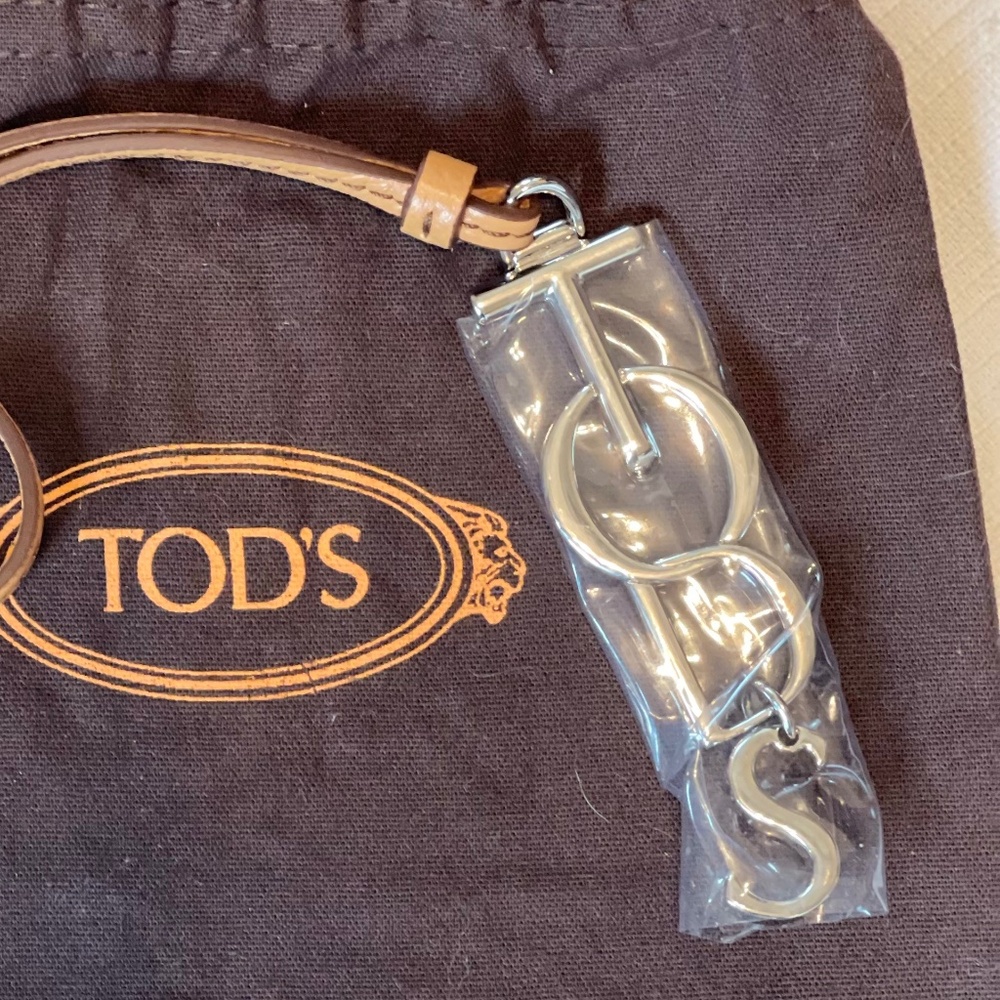 Tod's Joy Tote Leather and Metal Logo Charm Hanging Bag Tag - Picture 7 of 10